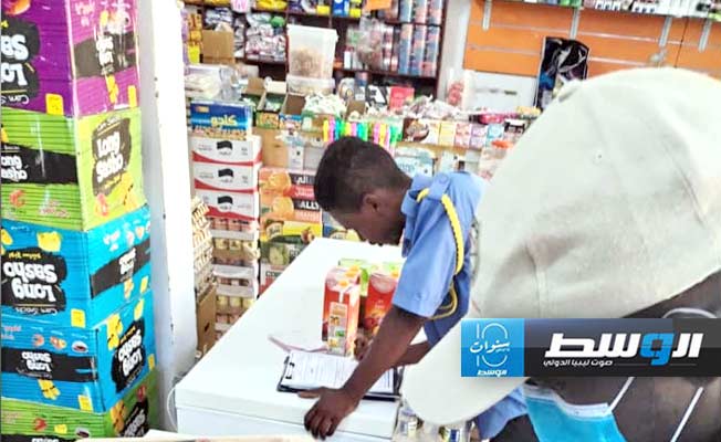 جانب من دورة تفتيش على المحال التجارية في القطرون، السبت 30 مارس 2024 (مركز الرقابة على الأغذية)