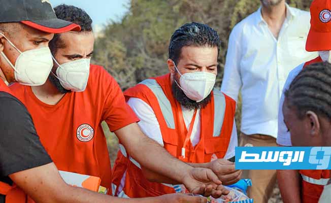 من جهود رعاية المهاجرين العالقين على الحدود الليبية - التونسية. (الهلال الأحمر الليبي)