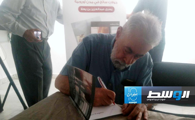 الكاتب يسري عبدالعزيز خلال توقيع الكتاب. (بوابة الوسط)
