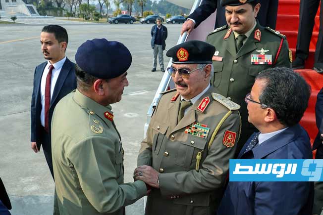 قائد الجيش الباكستاني المشير عاصم منير في استقبال المشير حفتر لدى وصوله باكستان، الإثنين 2 فبراير 2026. (القيادة العامة)