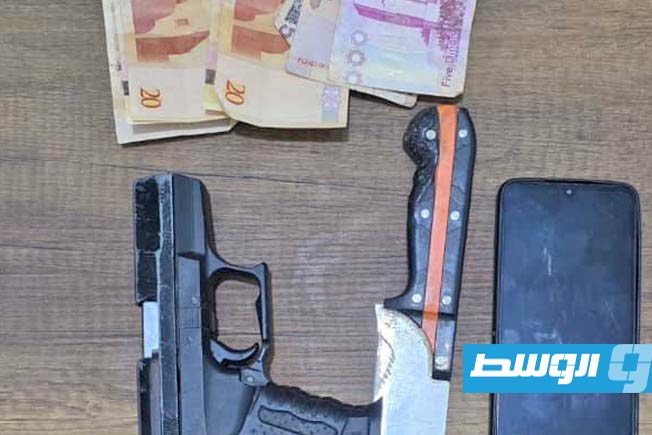 أحراز مضبوطة مع المتهمين في درنة، 6 سبتمبر 2025. (جهاز البحث الجنائي)