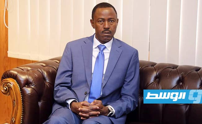 القنصل السوداني في بنغازي، عبدالله أبكر خلال لقائه مع رئيس المجلس التسييري لبلدية بنغازي، الأحد 24 أكتوبر 2021. (بلدية بنغازي)