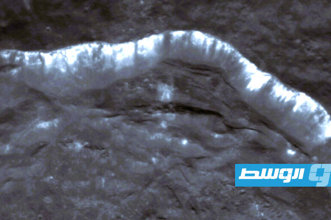 صورة توضح الخطوط على منحدرات جدار فوهة بركانية على سطح عطارد، في 10 أبريل 2014. (ناسا)
