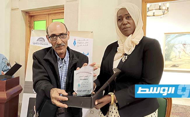 تقديم درع «الإبداع» للشاعر عبداللطيف البشكار. (بوابة الوسط)