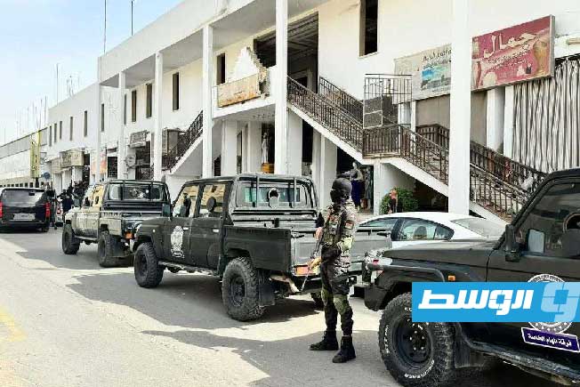القوات المشاركة في مداهمة محال صرافة متورطة بمعاملات ربوية في طرابلس، الثلاثاء 18 نوفمبر 2025. (جهاز دعم المديريات)