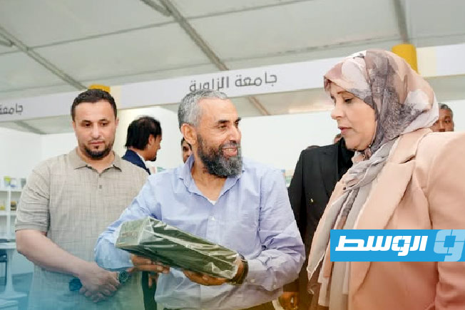 ووزيرة الثقافة والفنون صالحة الدروقي فى افتتاح الحدث (فيسبوك)