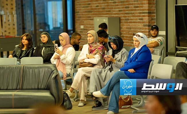 شباب التشكيليين يناقشون دور الفن في التعبير عن الهوية. (الجامعة الليبية الدولية للعلوم الطبية)