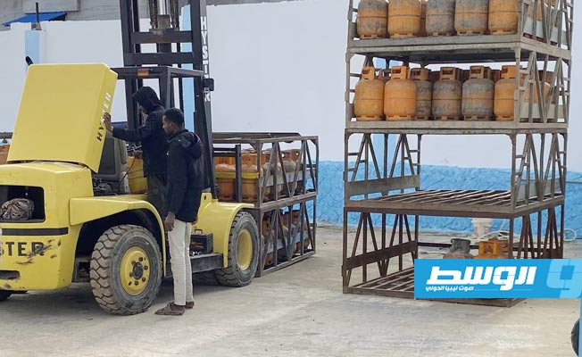 صاحب مستودع في البيضاء يوزع إسطوانات غاز مجانا، 12 يناير 2023. (مديرية أمن البيضاء)