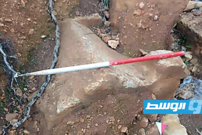 اكتشاف شاهد قبر إغريقي بمنطقة المقابر الشمالية في مدينة شحات. (مصلحة الآثار الليبية)