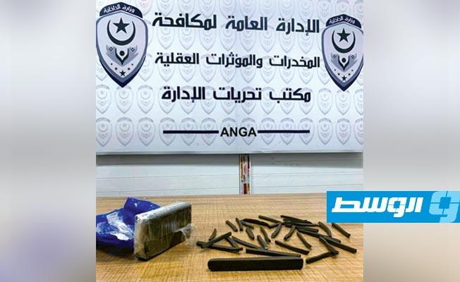قطع حشيش مختلفة الأحجام مضبوطة مع متهم بترويج المخدرات بمنطقة الدريبي، 4 نوفمبر 2020. (الإدارة العامة لمكافحة المخدرات)