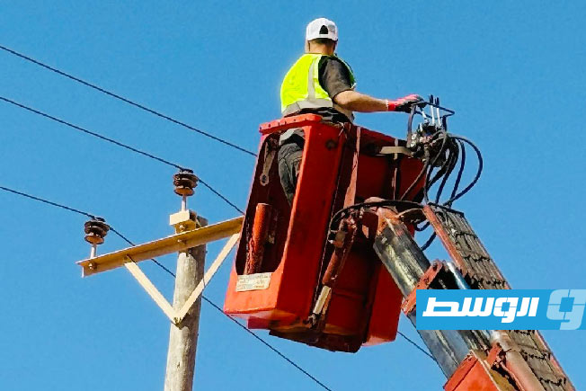 إزالة خط هوائي في موقع مشروع مطار بنغازي الدولي الجديد، 3 يونيو 2025 (وزارة الكهرباء والطاقات المتجددة في حكومة أسامة حماد)