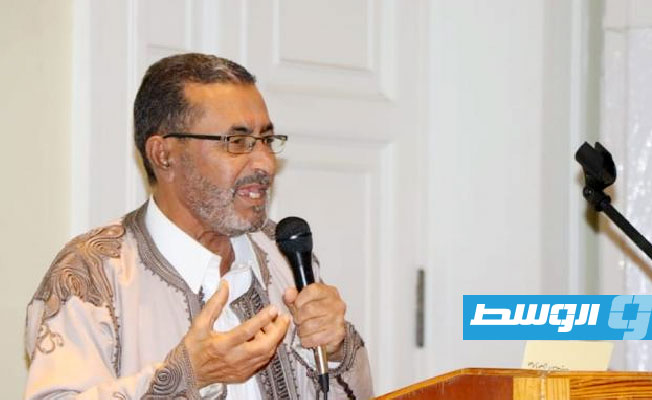 الشاعر الراحل حسين الرياني في أحدى الندوات (أرشيفية - الإنترنت)