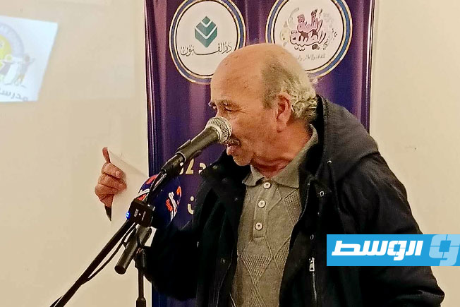 المخرج عبدالله الزروق خلال فعالية احتفال «اللمة الطيبة» بالذكرى الـ32 لتأسيس دار الفنون. (بوابة الوسط)