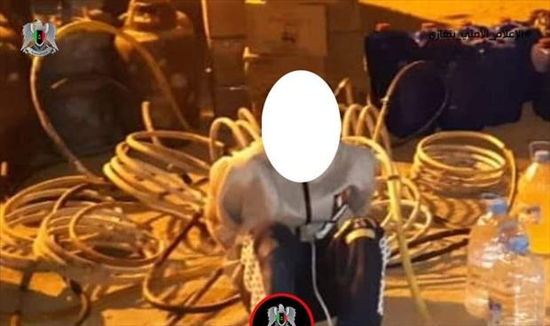 من عمليات ضبط مصنع الخمور في بنغازي. (مديرية أمن بنغازي)