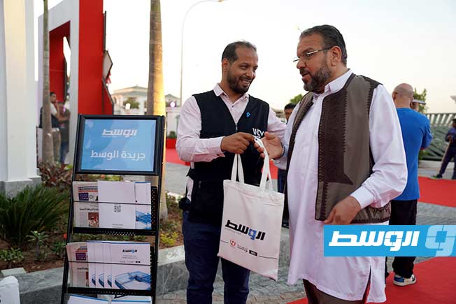 توزيع حقيبة الوسط ونسخ من جريدة «الوسط» خلال المؤتمر السنوي الأول للإعلام العربي في بنغازي الذي استمر ثلاثة أيام من 15 إلى 17 سبتمبر 2025. (الوسط)