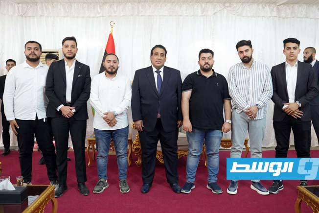 المنفي يتوسط رئيس الاتحاد العام وممثلي الاتحادات الفرعية للطلبة، الإثنين 5 مايو 2025. (المجلس الرئاسي)