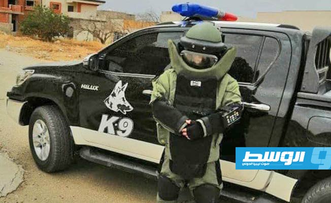 فريق تفكيك المتفجرات يبدأ إزالة الألغام ومخلفات الحرب بمناطق في عين زارة