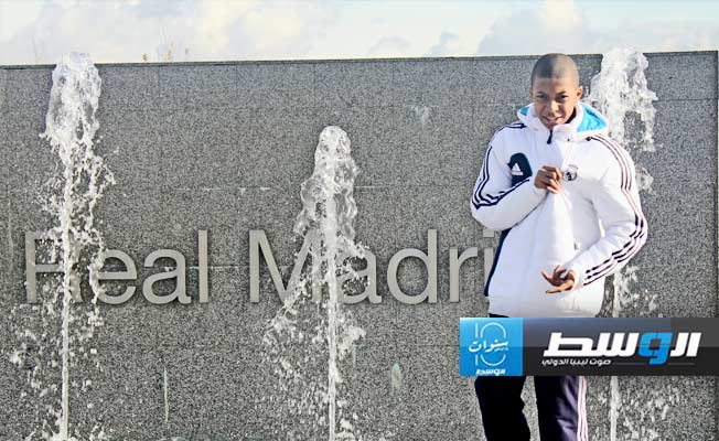 كيليان مبابي وهو في الطفولة يقبل شعار ريال مدريد (حساب مبامي على منصة إكس)