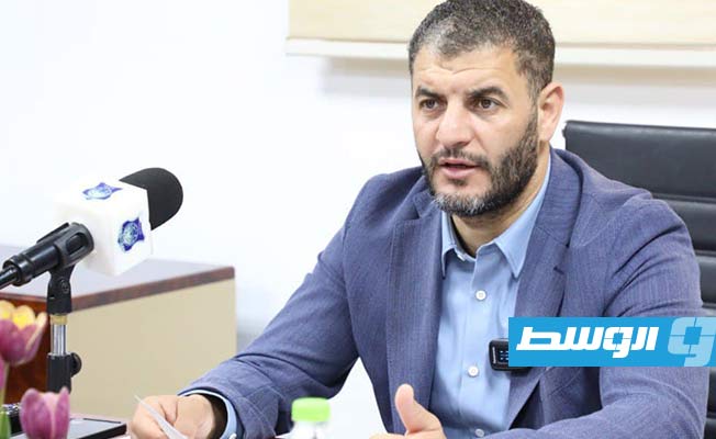الطرابلسي أثناء تفقده غرفة تأمين الانتخابات البلدية، 16 نوفمبر 2024 (وزارة الداخلية)