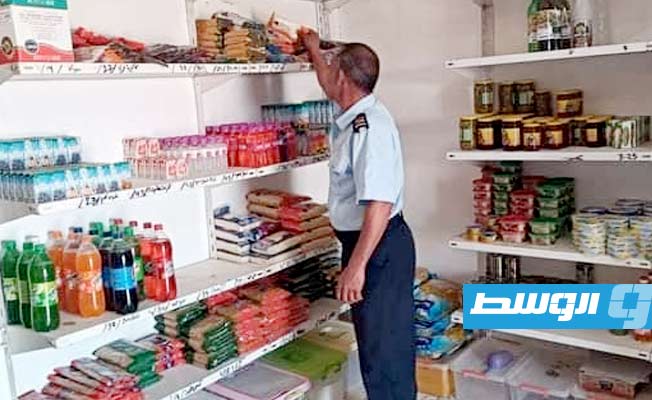 حملة تفتيش لأعضاء الحرس البلدي بأحد المحال التجارية في وادي زمزم. (الإنترنت)