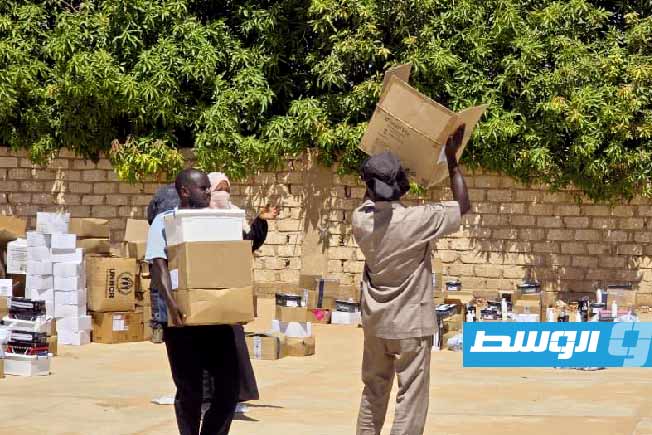 نازحون سودانيون يحملون مساعدات في الكفرة، الأحد 28 سبتمبر 2025. (مديرية أمن الكفرة)