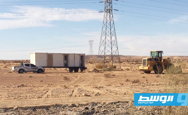 إحدى المعدات وسيارة ومكان إعاشة على جانب الطريق