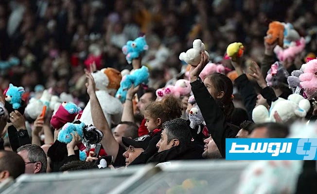 ألعاب أطفال ألقتها جماهير بشكتاش للأطفال المتضررين من الزلزال، الأحد 26 فبراير 2023 (تويتر)