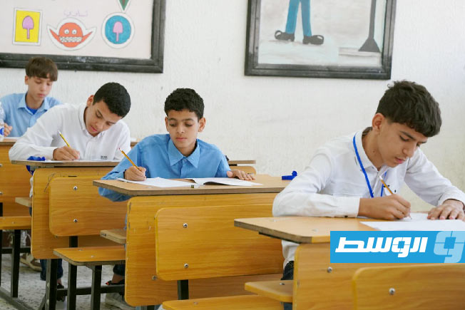 إحدى لجان امتحانات شهادة التعليم الأساسي في مدرسة ببلدية أبوسليم، أول يونيو 2025 (وزارة التعليم)