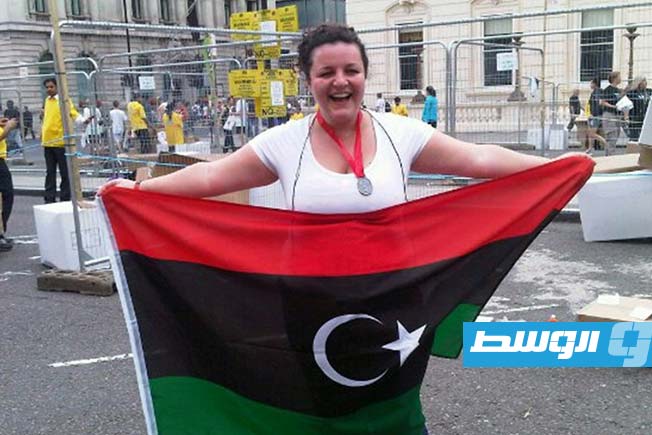 فرح أبوشويشة ترفع علم ليبيا في إيرلندا (فيسبوك)