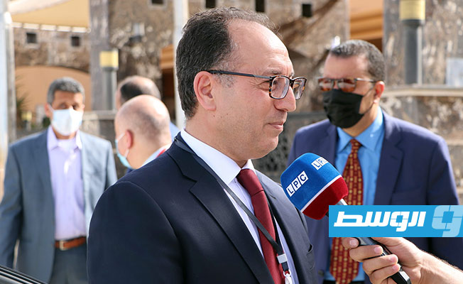 السفير التونسي متحدثا إلى إحدى وسائل الإعلام خلال استقبال أولى رحلات الخطوط التونسي إلى طرابلس. (مطار معيتيقة)