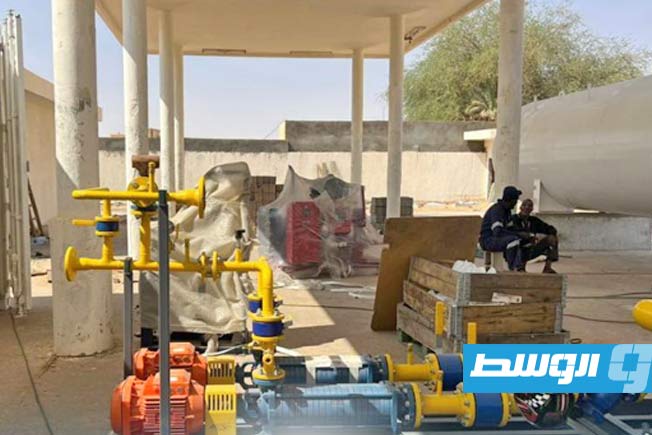 جانب من عملية تركيب محطة تعبئة غاز فورية في سبها، الأربعاء 20 أغسطس 2025 (شركة البريقة لتسويق النفط والغاز)