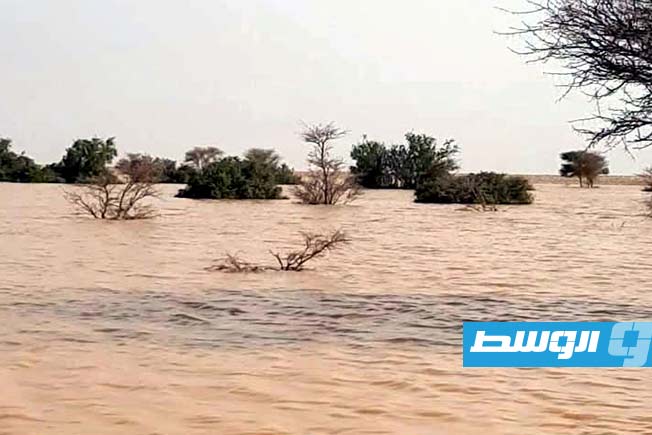 مياه الأمطار تغمر صحراء الحمادة الحمراء، 2 أكتوبر 2025. (أخبار وزرارات ليبيا)