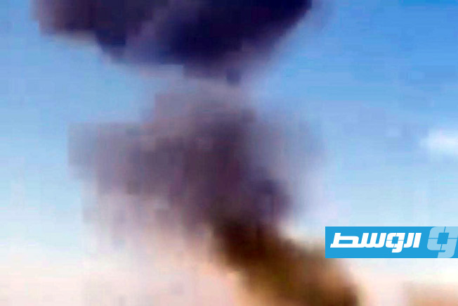 لقطة من فيدو متداول لموقع انفجار الدبابة في التدريب العسكري بمنطقة دوفان جنوب مصراتة، السبت 7 فبراير 2026. (الإنترنت)