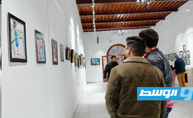 من أجواء معرض الفنان التشكيلي عماد عريبي في دار الفقيه حسن، السبت 22 ديسمبر 2024. (بوابة الوسط)