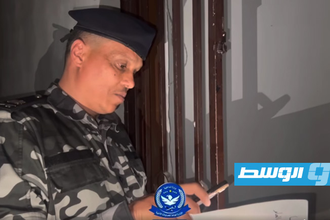 عنصر من إدارة إنفاذ القانون بموقع العقار المخالف في طرابلس، 14 مارس 2025. (إنفاذ القانون)