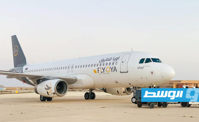 الطائرة التي أقلت المعتمرين لدى وصولها مطار طبرق، الأحد 23 أبريل 2023. (مطار طبرق)
