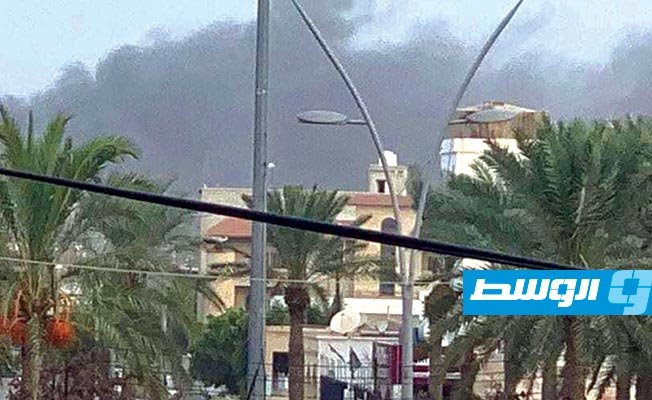تصاعد دخان من موقع انفجار مخزن للذخيرة في جنزور.