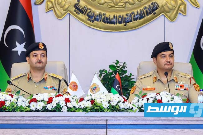 اجتماع صدام وخالد حفتر مع القيادات العسكرية في بنغازي، الأربعاء 1 أكتوبر 2025. (القيادة العامة)