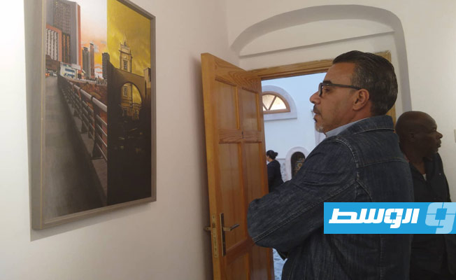 جانب من الجمهور واللوحات (بوابة الوسط)
