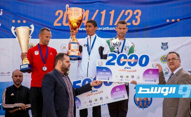 من تتويج الفائزين بالمراكز الثلاثة الأولى في سباقي نصف ماراثون العدو بالعاصمة طرابلس، 24 نوفمبر 2024. (بوابة الوسط)