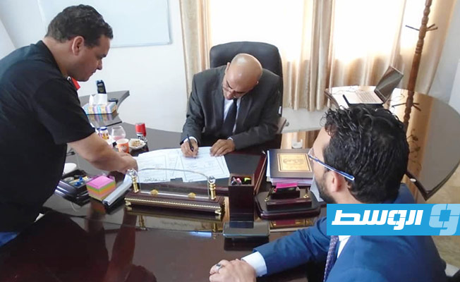 مراسم توقيع عقد صيانة وتحويل بهو الثانوية الصناعية ببني وليد إلى فندق. (الإنترنت)