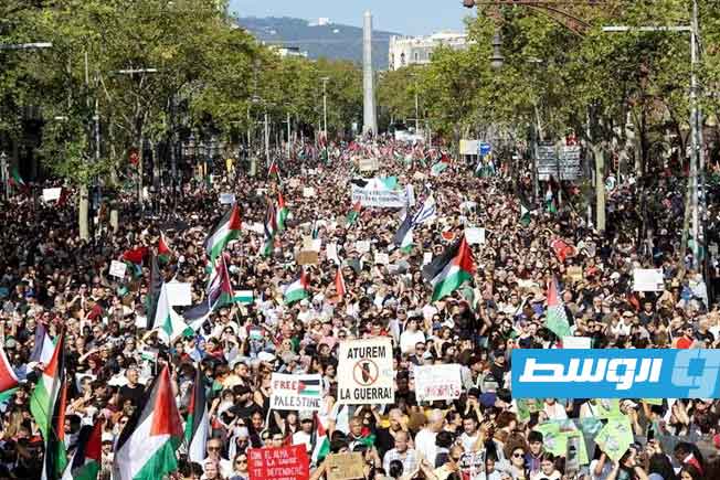 عشرات الآلاف يتظاهرون في مدينة برشلونة الإسبانية دعماً لفلسطين وتضامناً مع غزة، 4 أكتوبر 2025. (الإنترنت)