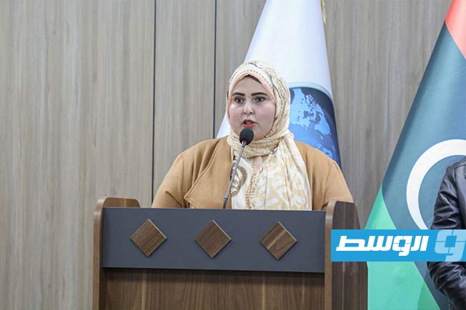 رئيسة مجلس إدارة مؤسسة «ليبيا للجميع»، منال العائب، خلال المؤتمر الصحفي للإعلان عن إطلاق القافلة الطبية الإنسانية المتجهة إلى مدينة نالوت، بمقر وكالة الأنباء الليبية، في 28 يناير 2026. (بوابة الوسط)