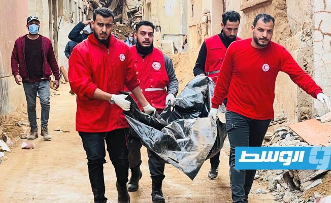 انتشال جثة يرجح أنها لإحدى ضحايا كارثة «دانيال» في درنة، 27 ديسمبر 2023. (الهلال الأحمر)