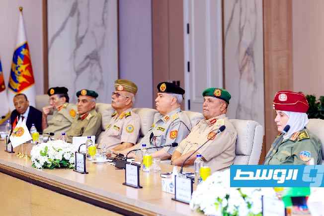 اجتماع صدام وخالد حفتر مع القيادات العسكرية في بنغازي، الأربعاء 1 أكتوبر 2025. (القيادة العامة)