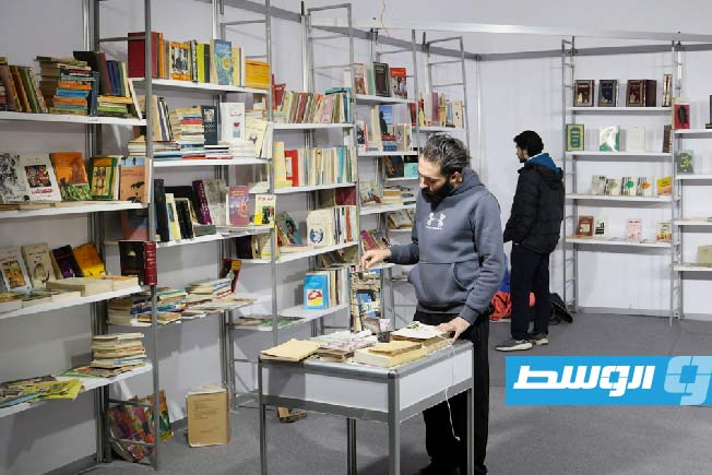 زائر بجناح باعة الكتب المستعملة «الوراقين» بمعرض دمشق الدولي للكتاب 2026. (سانا)