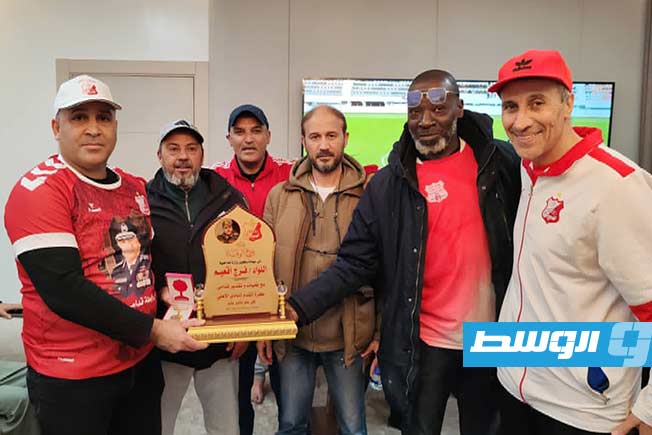 أسرة الأهلي بنغازي من قدامى اللاعبين والمشجعين يكرمون محمد خليل أبوراوى. (فيسبوك)