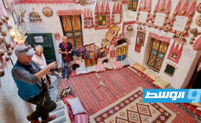 سياح أوروبيون مصحوبون في رحلة سياحية إلى غدامس في ليبيا، 19 أكتوبر 2021. (أ ف ب)