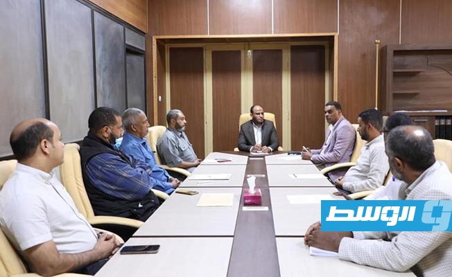 لقاء ئيس مجلس إدارة صندوق تنمية الموارد البشرية فايز بن عمران مع عميد كلية العلوم التقنية سبها، 7 نوفمبر 2022. (وزارة العمل)