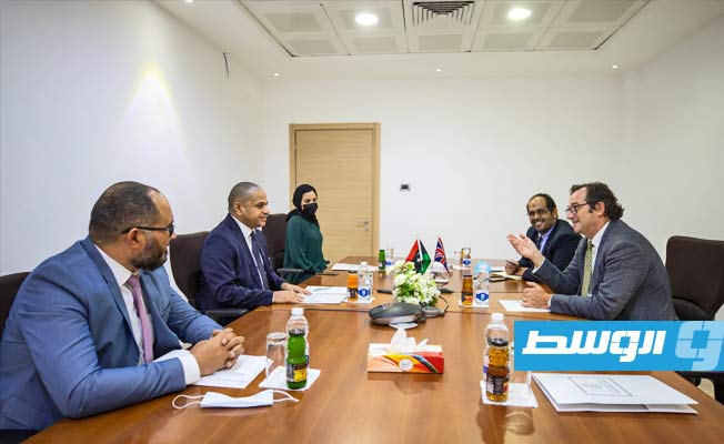 لقاء علي محمود والسفير البريطاني لدى ليبيا نيكولاس هوبتون، الثلاثاء، 18 أغسطس 2021. (مؤسسة الاستثمار)